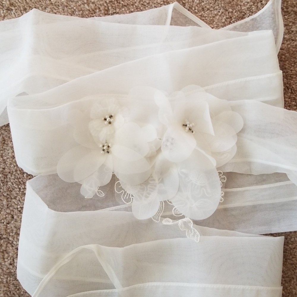 Vera Wang Garza Sash with lace appliques